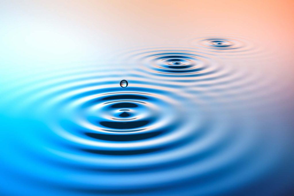 Ripple effect in water symbolising the impact of organisational culture on business performance.